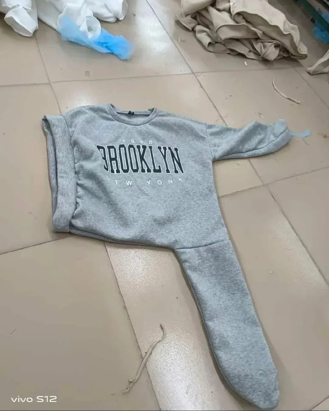 Uma peça de roupa com um design bem confuso, com uma das mangas no local de uma das pernas, e uma grande abertura no lado esquerdo.